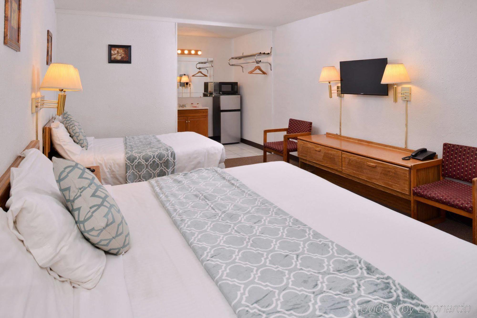 Red Carpet Inn Battleboro Экстерьер фото