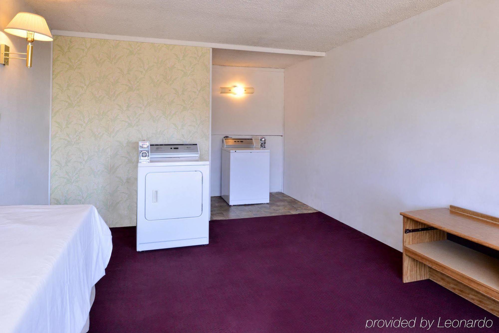 Red Carpet Inn Battleboro Экстерьер фото