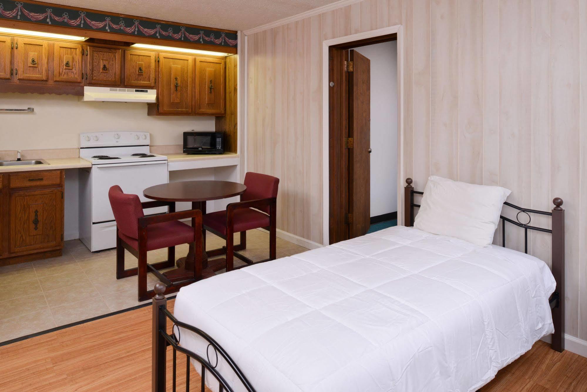 Red Carpet Inn Battleboro Экстерьер фото